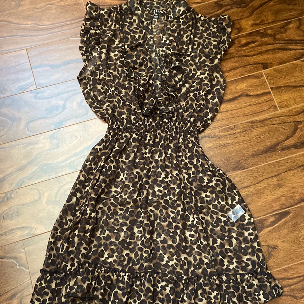 Cute ruffled neckline animal print dress in size M